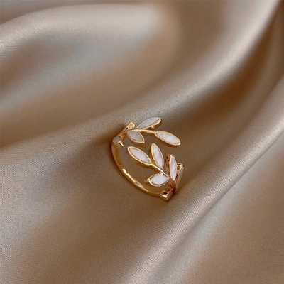 Bague réglable avec une feuille d'opale blanche en or