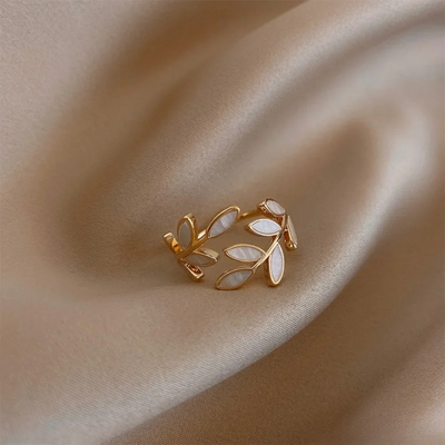 Bague réglable avec une feuille d'opale blanche en or