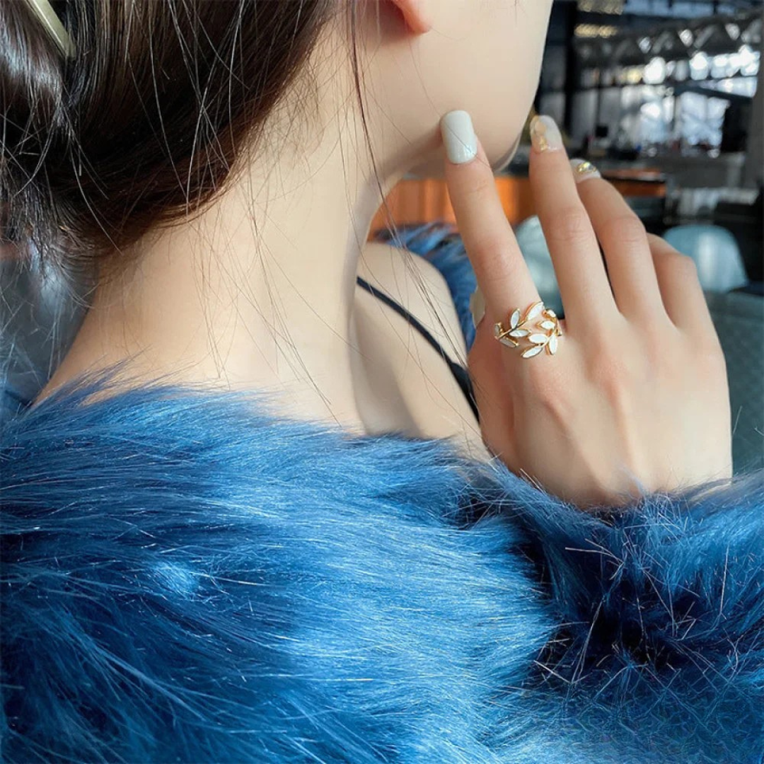 Bague réglable avec une feuille d'opale blanche en or