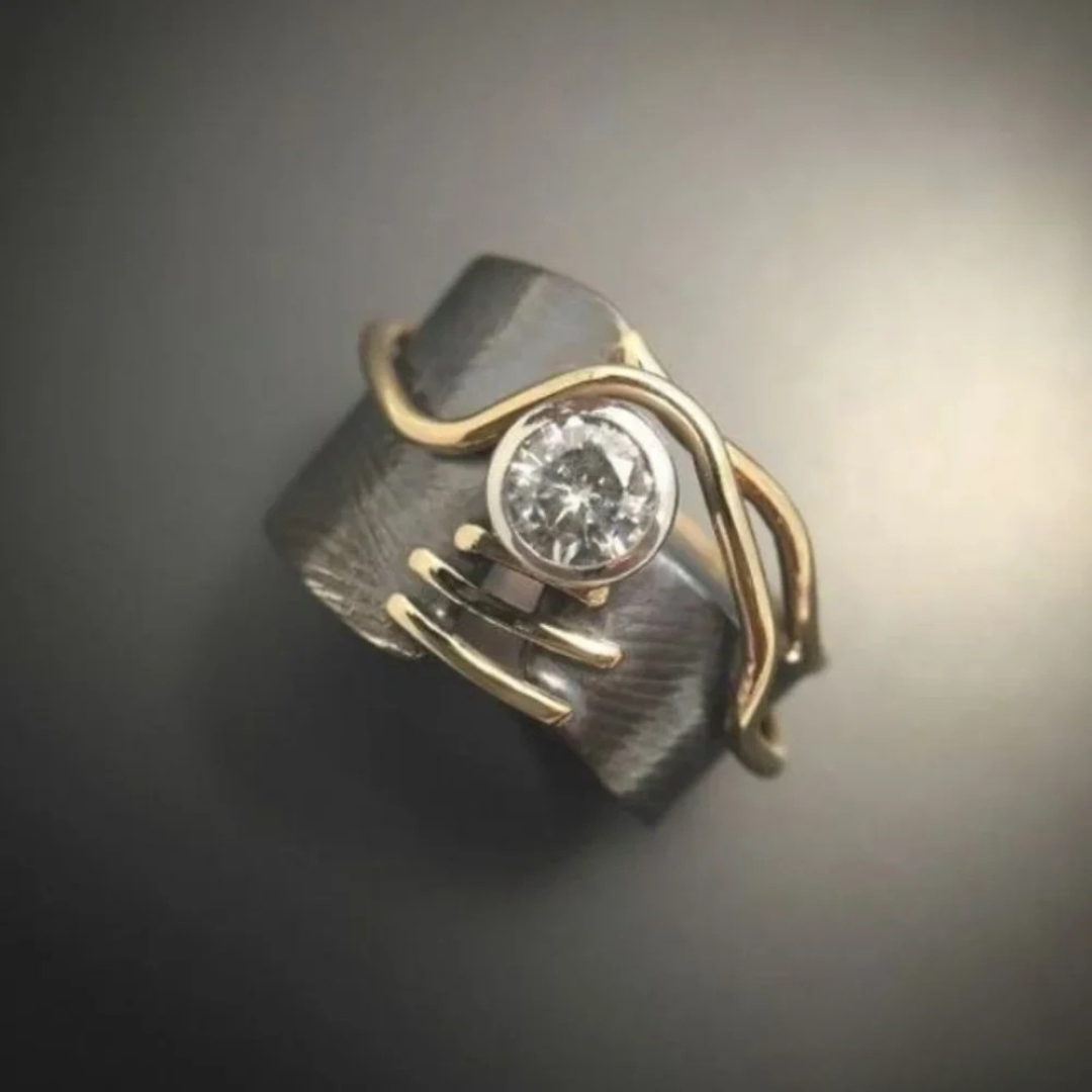 Bague vintage en argent foncé avec zircon
