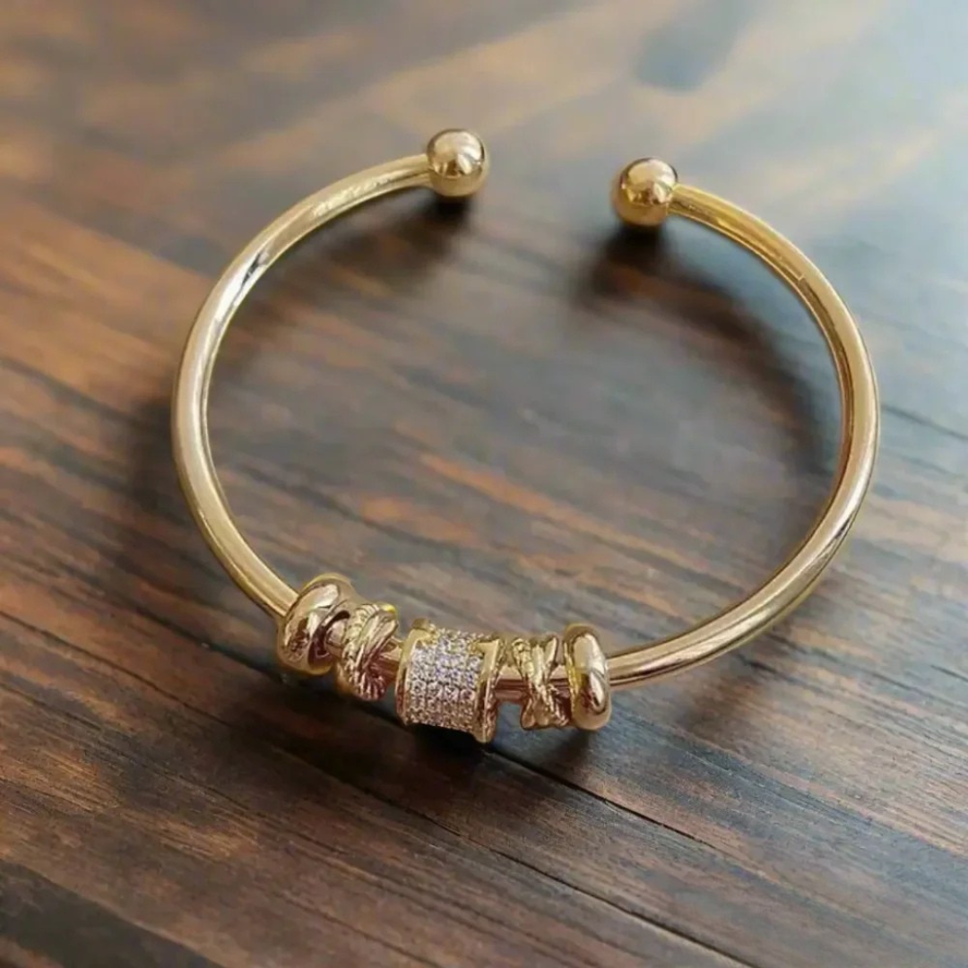 Bracelet ajustable avec des pendentifs en or
